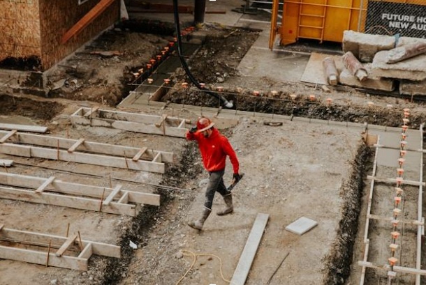 9 Key Factors to Consider Before Hiring a Contractor